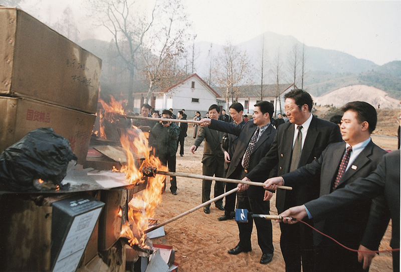 1999年12月15日，金年会集团董事长王振滔在杭州火烧假冒温州鞋，洗雪温州多年耻辱。_副本.jpg